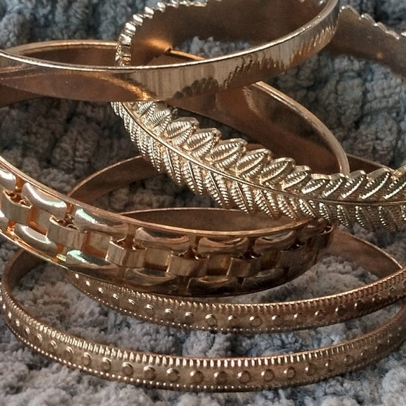 5 Gold Toned Bangle Bracelets - Picture 3 of 6